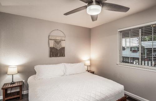 Ruidoso House | Cozy Townhome with Wildlife Views! 5-min walk to Midtown! Modern Look