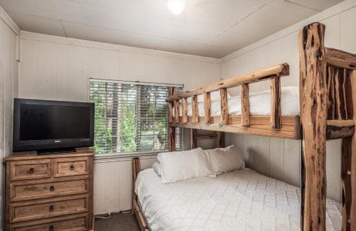 Ruidoso House | Cozy Townhome with Wildlife Views! 5-min walk to Midtown! Modern Look