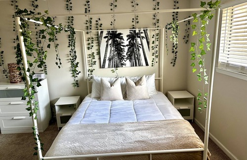 Mary Esther House | Cozy Townhouse! 10 mins to the beach/walking distance from shops & restaurants