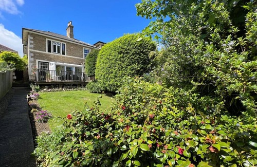 Ryde Apartment | Cozy traditional cottage with parking and garden