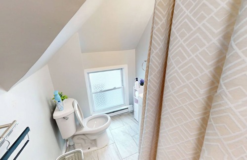 Irvington House | Cozy Traveling Professional's Retreat 15 min to EWR, Near NYC