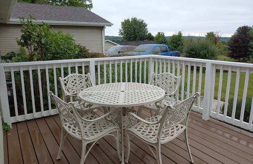 Traverse City House | Cozy Traverse City Hilltop Retreat 3 BD & 2 BTH