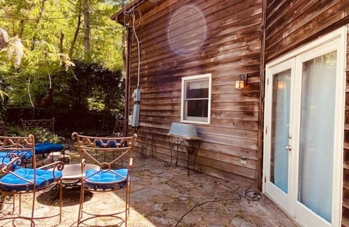 Crestwood South Cabin | Cozy treehouse cabin with airstrip & downtown view