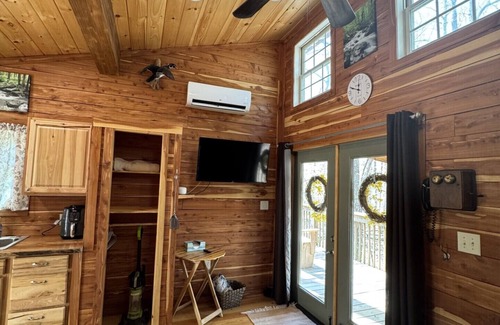 Walland Cabin | Cozy Treehouse in Walland. Queen bed, walk in shower, privacy, hot tub!