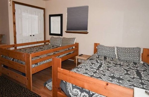 Vian Cabin | Cozy Treehouse Retreat-1 Bedroom and a loft. Your get away among the trees.