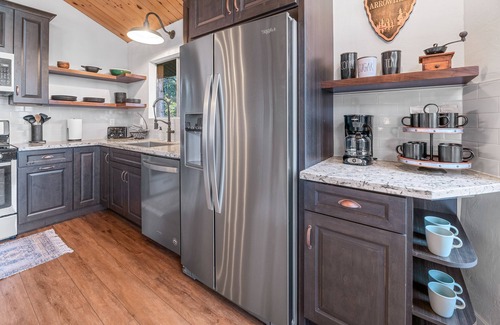 Arrowhead Villas Cabin | Cozy Treehouse with Lake View of Lake Arrowhead - 5 min from Village and Skypark