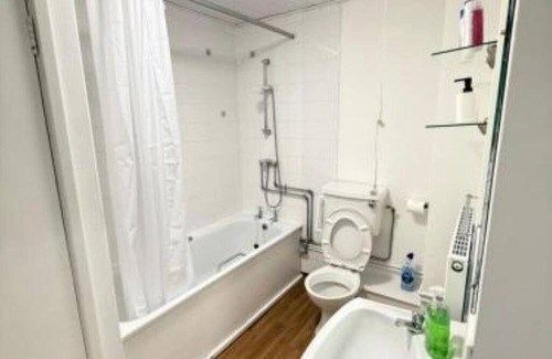Leeds Apartment | Cozy Triple Room with Modern Shower
