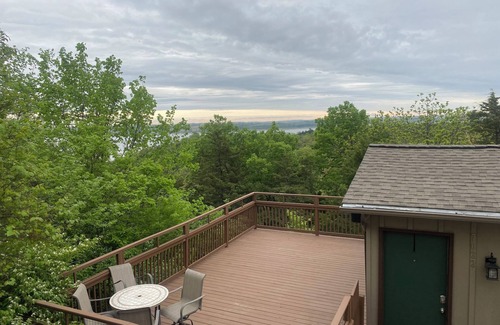 Manhattan Cabin | Cozy Tuttle Creek Cabin with great lake views and close proximity to Manhattan