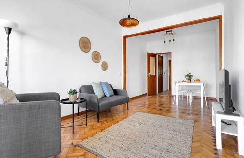 Cacilhas Apartment | Cozy Two Bedroom Apartment in the Center of Almada