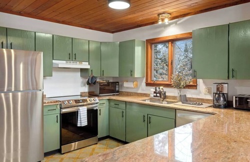 Londonderry Cabin | Cozy two-story cabin in woods of Southern Vermont