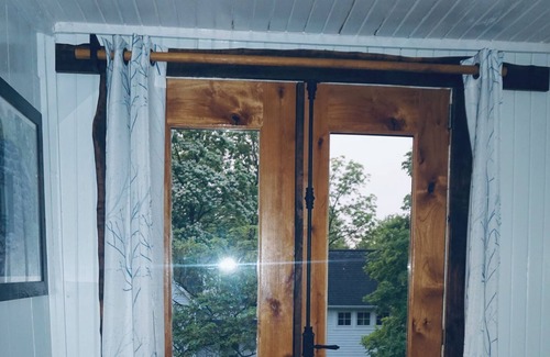 Boonesboro Cabin | Cozy Unique Cabin in the Heart of Arrow Rock, One block from Downtown & Lyceum