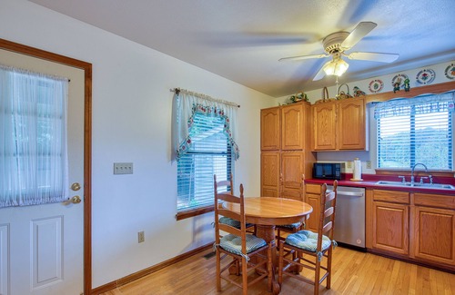Waynesville Cottage | Cozy Up at Getaway At Arabian Point - Waynesville, Canton
