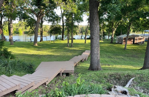 Waco House | Cozy Up at the Bear’s Nest – Your Peaceful Retreat on the Brazos