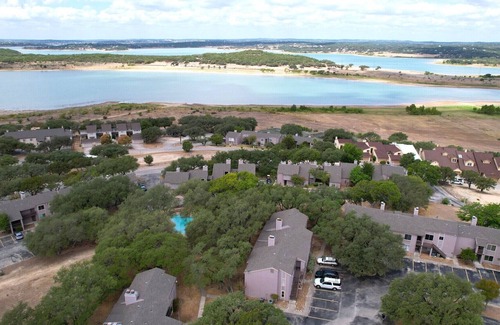 Canyon Lake Condo | Cozy up by the Lake! Boat or Jet Ski parking! King Bed!