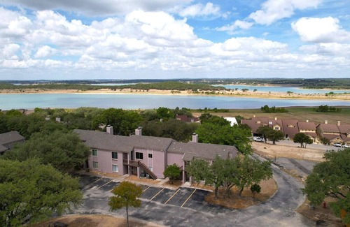 Canyon Lake Condo | Cozy up by the Lake! Boat or Jet Ski parking! King Bed!