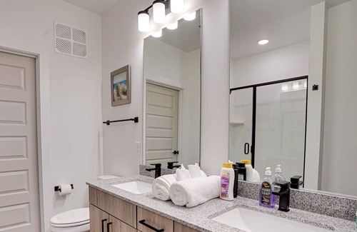 Duluth House | Cozy up in this Luxury Living 5mins from Downtown Duluth