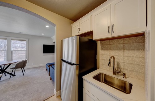 Sheridan Apartment | Cozy, upstairs, fully remodeled 1-bedroom apartment. With AC and WiFi