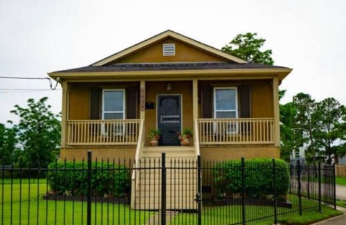 Hollygrove House | Cozy Uptown Carrollton Home - 3 Miles to the Superdome!