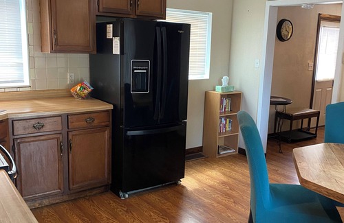 Ambridge House | COZY URBAN BUNGALOW Pet Friendly! Near PIT Airport, Pgh Stadiums & Museums!