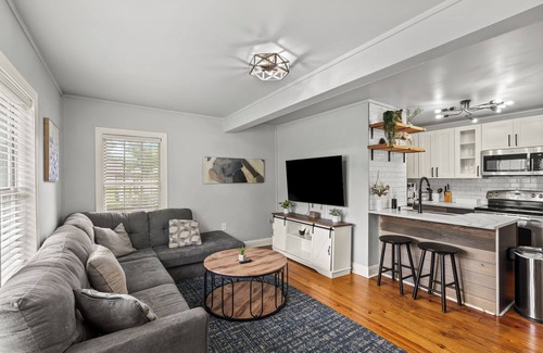 Paw Creek House | Cozy Urban Getaway - 3BR 1.5BA - 7 Mins to Downtown CLT