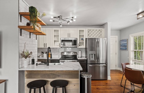 Paw Creek House | Cozy Urban Getaway - 3BR 1.5BA - 7 Mins to Downtown CLT