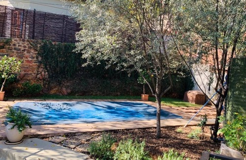 Muckleneuk House | Cozy Urban Oasis in Hatfield with 24/7 Security & Modern Comfort and privacy.