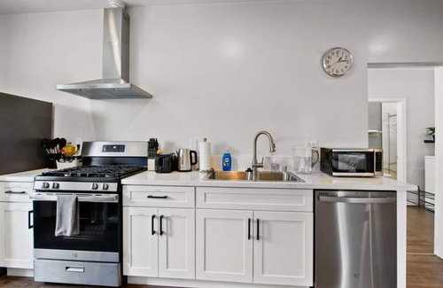 Azusa House | Cozy Urban Retreat: with King and Queen Beds, 1.5 Baths, Well-Equipped Kitchen, Private Backyard, and a Designated Parking Space.