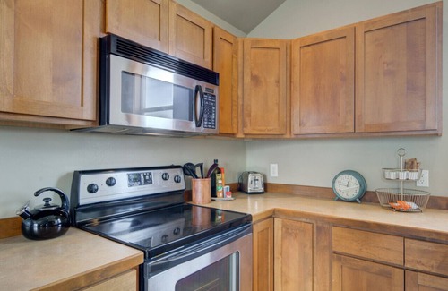 Valley West Apartment | Cozy Valley West Studio | Full Kitchen & Laundry
