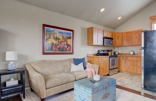 Valley West Apartment | Cozy Valley West Studio | Full Kitchen & Laundry