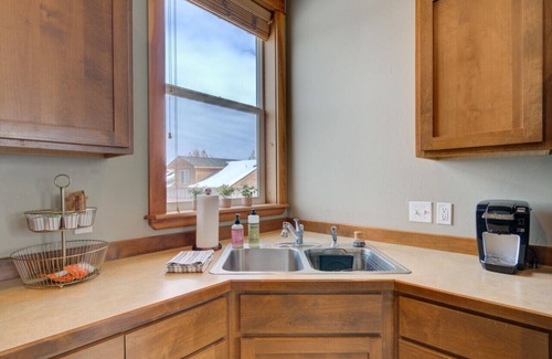 Valley West Apartment | Cozy Valley West Studio | Full Kitchen & Laundry