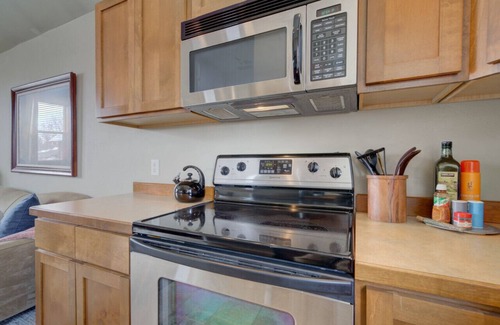 Valley West Apartment | Cozy Valley West Studio | Full Kitchen & Laundry