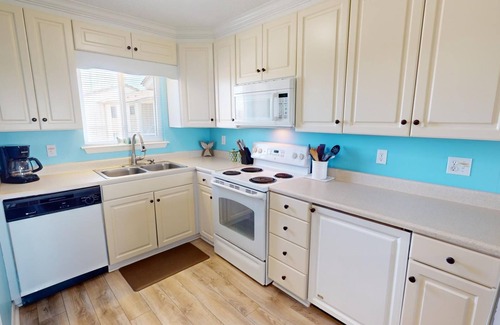 Tybee Island Condo | Cozy Vibes & Stunning Views + Community Pool, Beach Access!