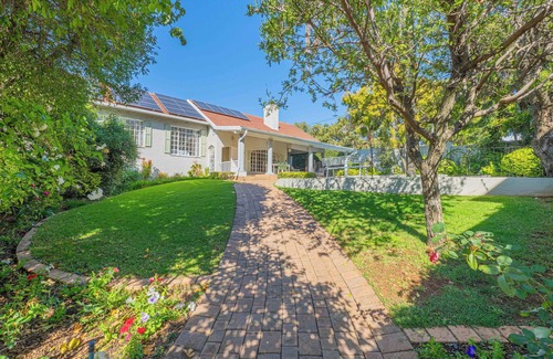 Greater Johannesburg Metropolitan Area House | Cozy Victorian Charm: Pool, Garden & Fireplace