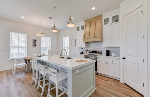 Galveston House | Cozy Villa: Walk to Beach!