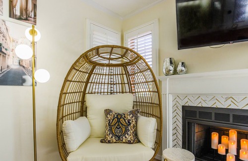 Norwich Villa | Cozy Villa with King Bed and Queen Sofa Bed near Mohegan Casino with Hot Tub