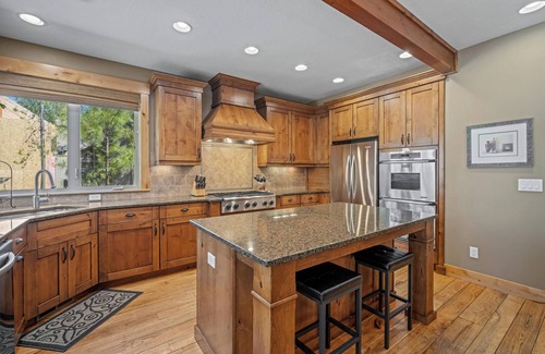Sunriver House | Cozy Village Home with Hot Tub, A/C & Ping Pong
