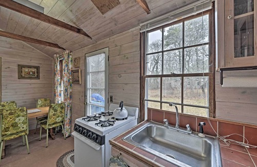 Tisbury Cottage | Cozy Vineyard Haven Cottage < 1 Mi to Beach!