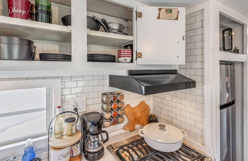 College Station House | Cozy Vintage Camper just 3 miles from Texas A&M