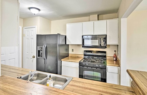 Virginia Beach House | Cozy Virginia Beach Townhome ~ 6 Mi to Beach!
