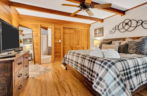 Walnut Mountain House | Cozy Walnut Mountain Cabin with Hot Tub & Views