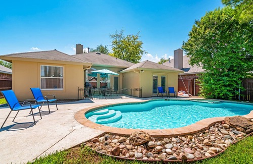 Corinth House | Cozy, Warm, Pool, BBQ, 2 KingBeds, Sleep 11