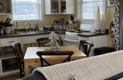 Sabula Boat Rental | Cozy Warm Winter "Nantucket" Cottage Getaway