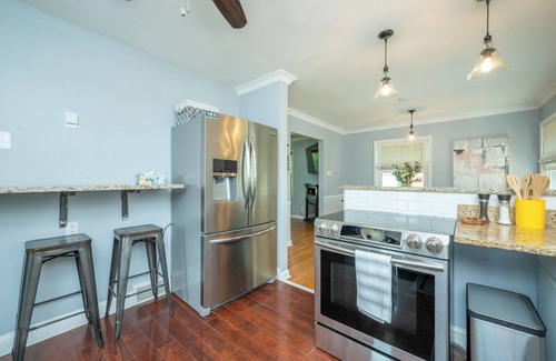 Des Moines House | Cozy Waterbury VRBO next to Willow on Grand Events Center and Val Air Ballroom