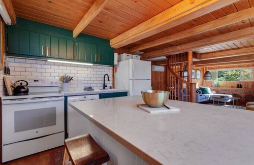 Coeur d'Alene Cabin | Cozy Waterfront Cabin in Kidd Island Bay
