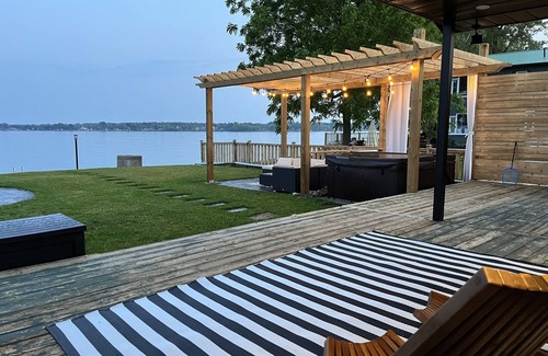 Brighton House | Cozy Waterfront Home near Prince Edward County With Gorgeous Lake Views