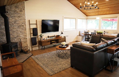 Gannon Village Cottage | Cozy Waterfront cottage on Buckhorn lake with hot tub