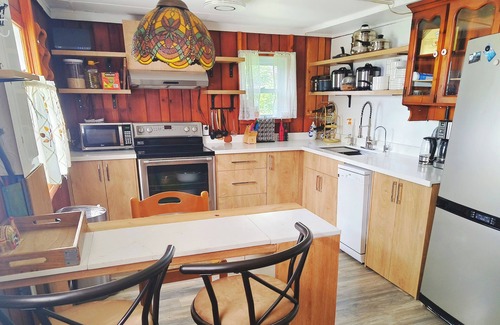 Ramara Cottage | Cozy Waterfront Cottage with Sauna/BBQ/pool/Wifi/Tea House