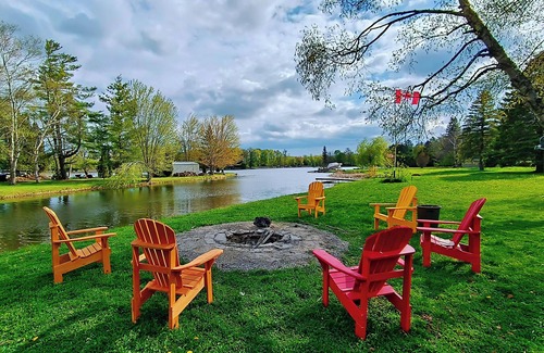 Ramara Cottage | Cozy Waterfront Cottage with Sauna/BBQ/pool/Wifi/Tea House