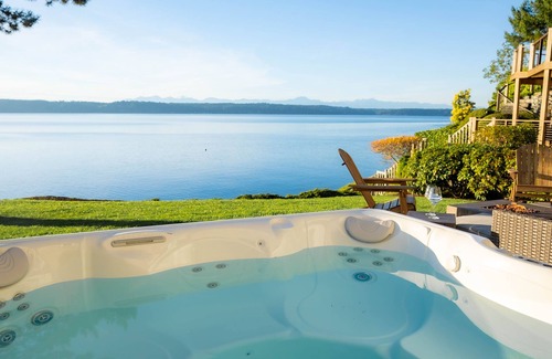 Gig Harbor House | Cozy Waterfront Escape with Hot Tub, Propane Firepit, Kayaks and Beach Access