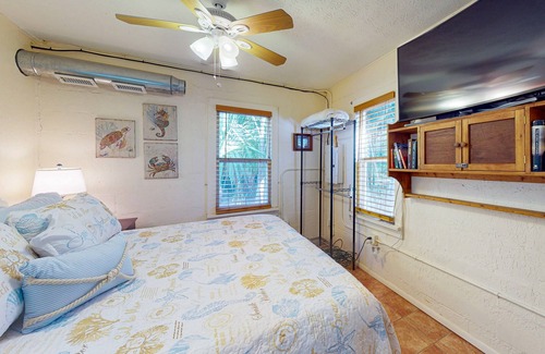 Ruskin House | Cozy waterfront home with nautical charm, dock access & firepit - dog-friendly